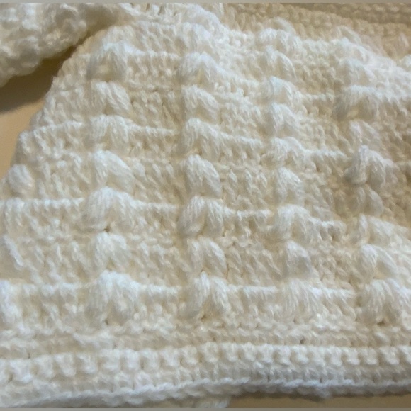 WHITE CROTCHET NEWBORN 2 PC HAT SWEATER RIBBON ADJUSTER BUTTONS DOWN FRONT SET - Picture 4 of 5